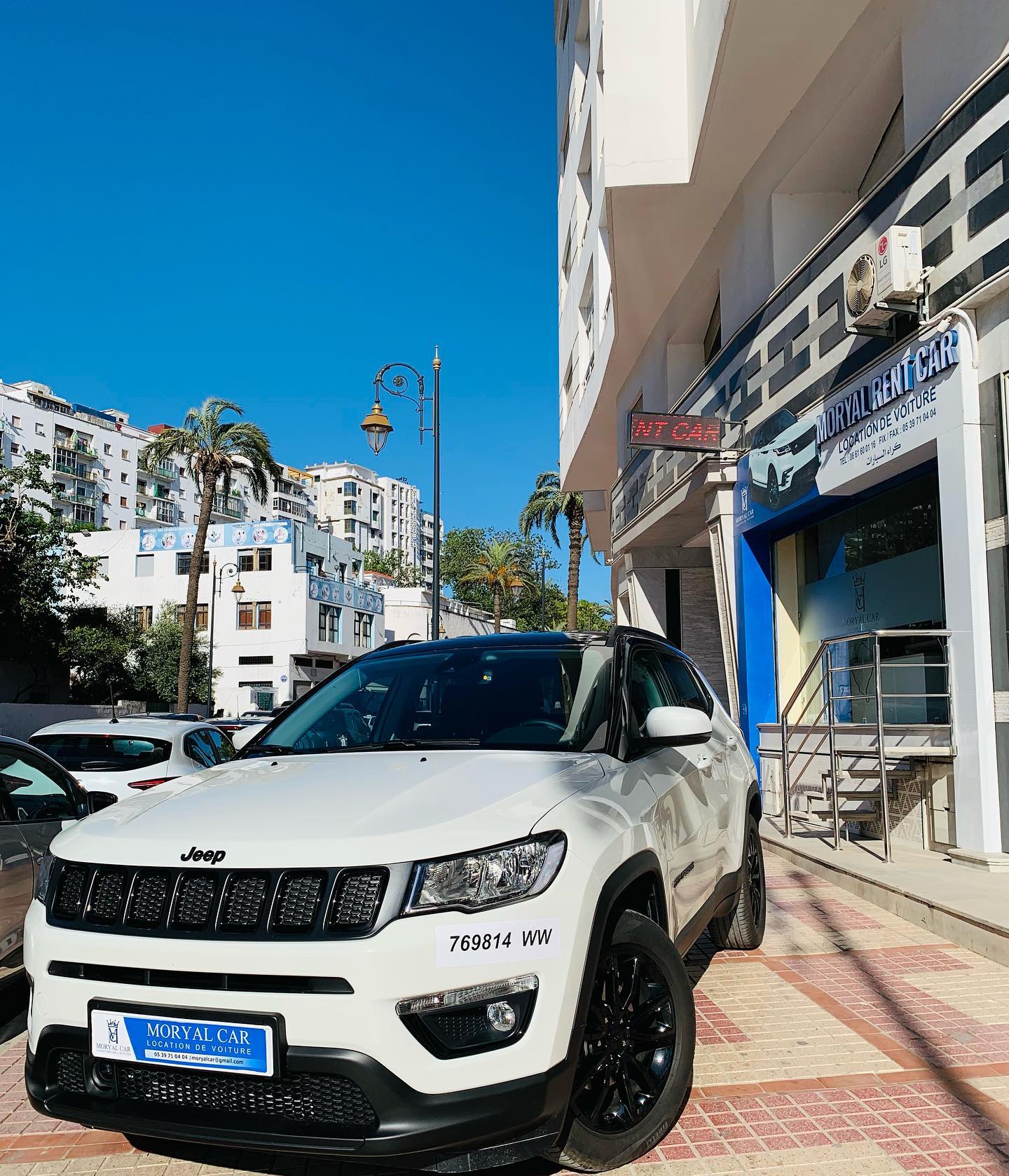Jeep Compass blanche devant l’agence Moryal Car à Tétouan
