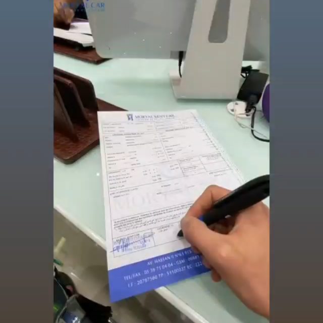 Signature d’un contrat de location à l’agence
