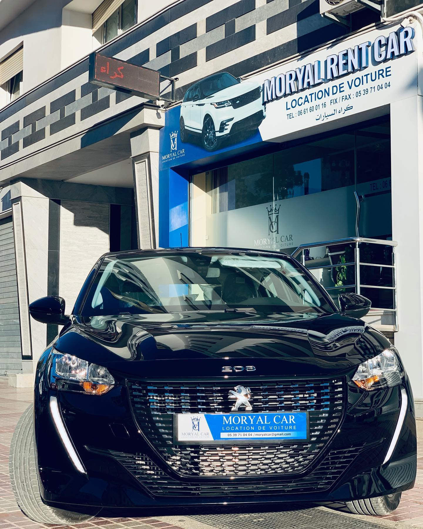 Peugeot 208 noire devant l’agence Moryal Car