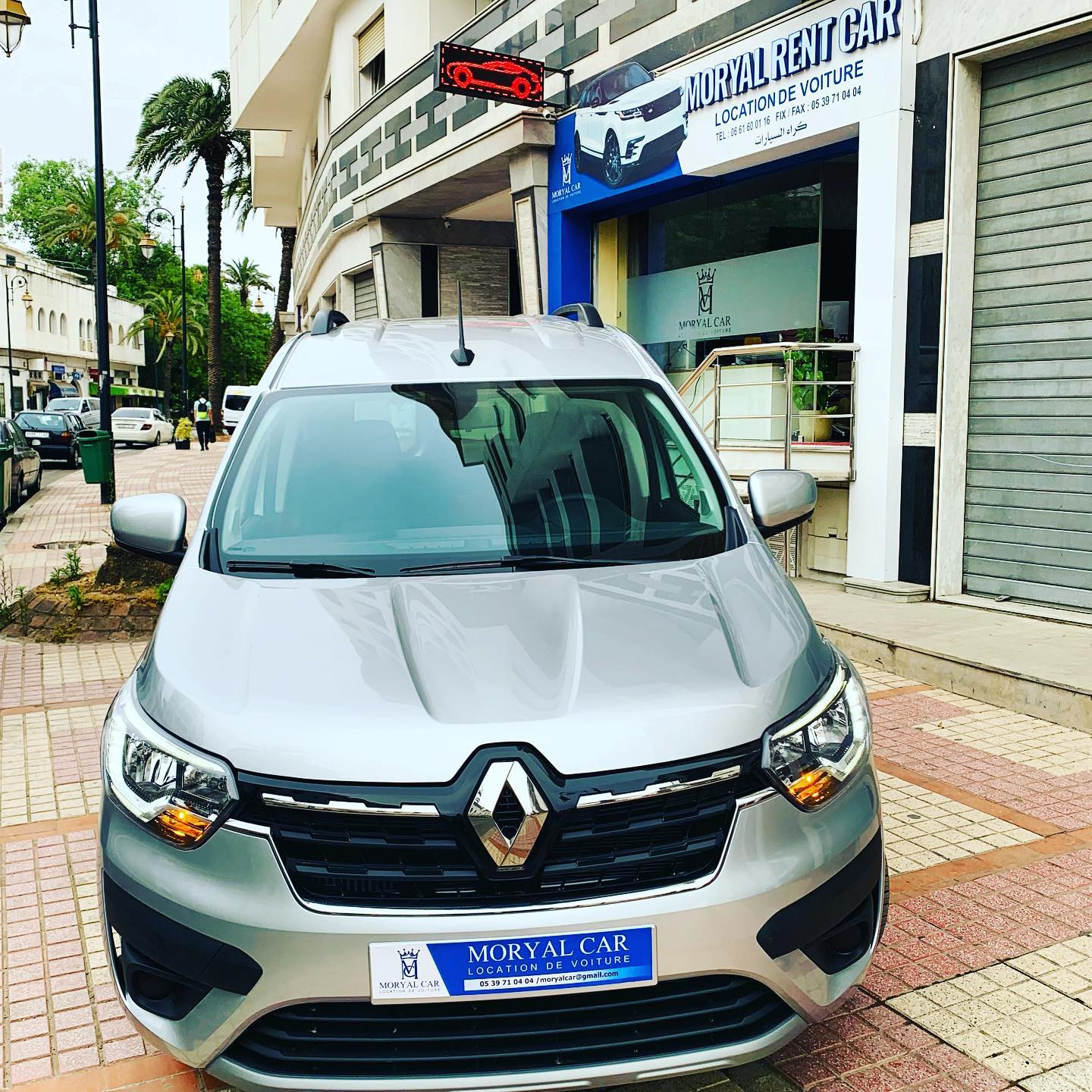 Renault Express grise devant l’agence